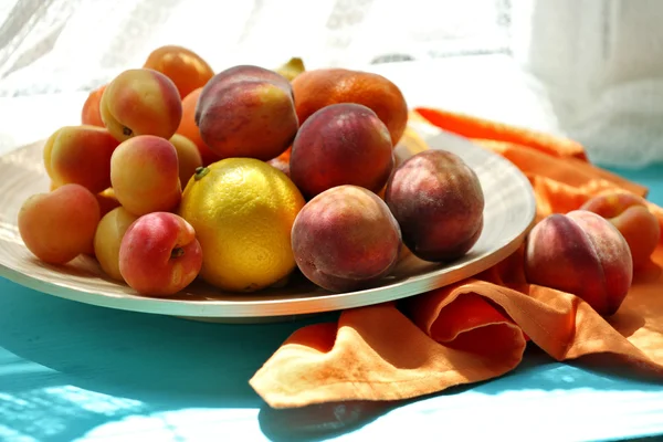 Pico de frutas frescas no peitoril da janela — Fotografia de Stock