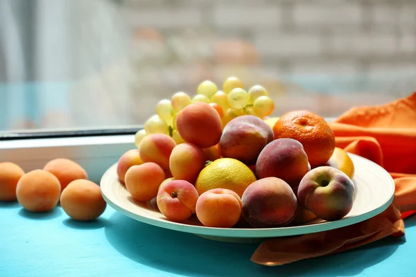 Montón de frutas frescas en alféizar de la ventana — Foto de Stock