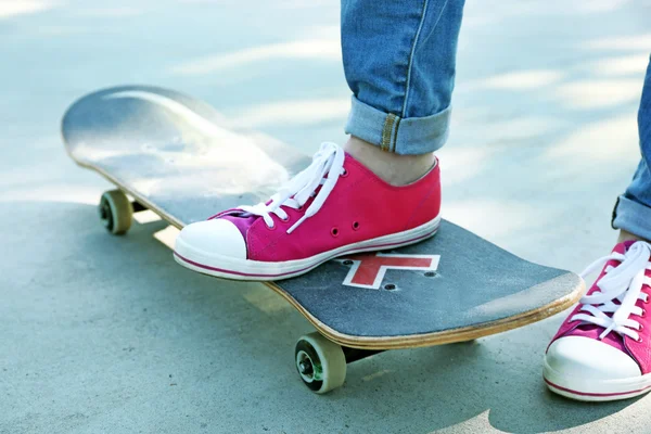 Skateboarder en chancletas de pie sobre patín —  Fotos de Stock