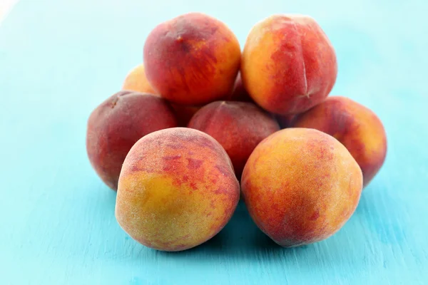Sweet ripe peaches on table close up — Stock Photo, Image