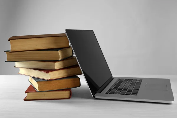 Trave böcker med laptop — Stockfoto