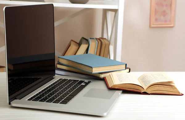 Ordenador portátil con libros en la mesa —  Fotos de Stock