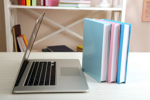 Montón de libros con portátil —  Fotos de Stock