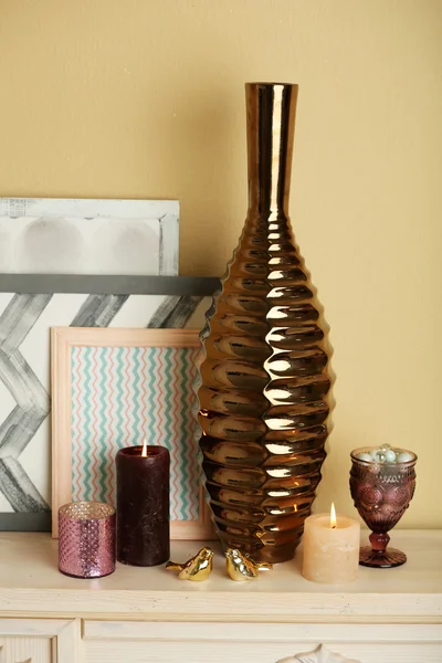Vase moderne avec décor sur cheminée — Photo
