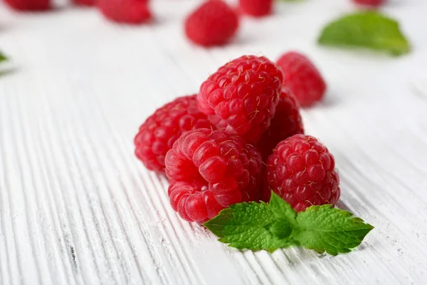Fresh red raspberries on wooden table, closeup — Stock Photo, Image