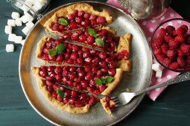 Tart tepsi, ahududu ile parçası yakın çekim