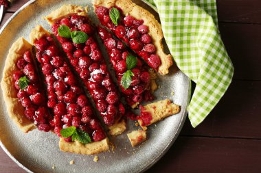 Ahududu ahşap arka plan üzerinde tepsi ile tart