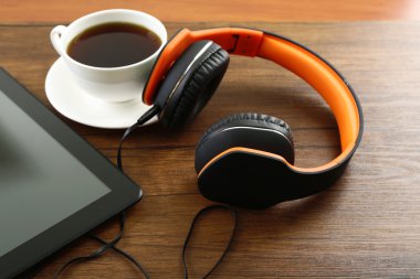 Tablet ve kahve kulaklık