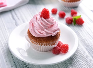 Lezzetli kek çilek tablo ile yakın çekim