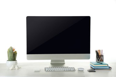 bilgisayar ahşap masada