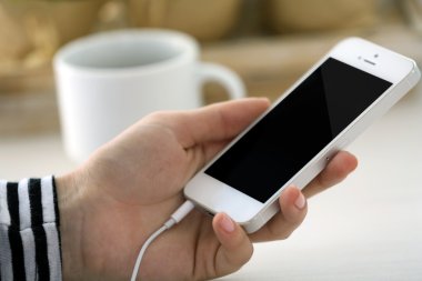 Müzik smartphone el içinde