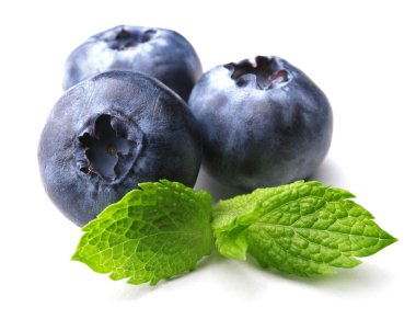 Nane ile taze yaban mersini izole üzerinde beyaz yaprakları