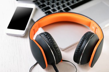 Kulaklıklar ve tezgah üzerindeki diğer aygıtlar