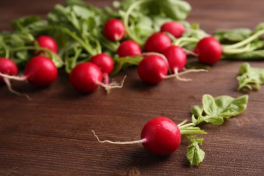 Ahşap masa, closeup üzerinde taze kırmızı turp