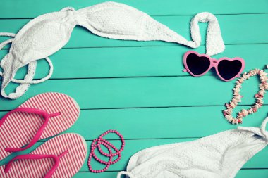 Yaz öğeler ahşap arka plan üzerinde