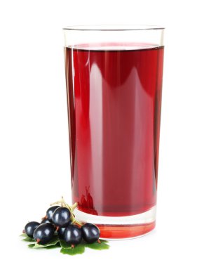 Bardak taze blackcurrant suyu üzerinde beyaz izole