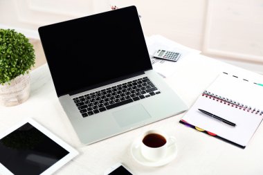 Dizüstü bilgisayarı olan modern işyeri