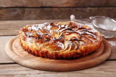 Elmalı pasta kesme tahtası üzerinde