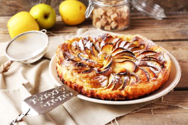 kesme tahtası ve taze elma elmalı turta