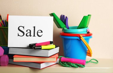 Işık duvar arka plan üzerinde satılık ürünler