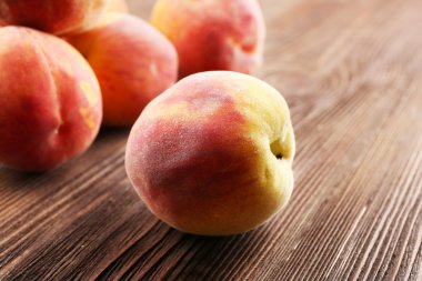 Ahşap masa, closeup üzerinde taze şeftali