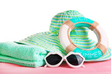 Ahşap masa üzerinde yaz aksesuarları