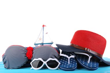 Ahşap masa üzerinde yaz aksesuarları