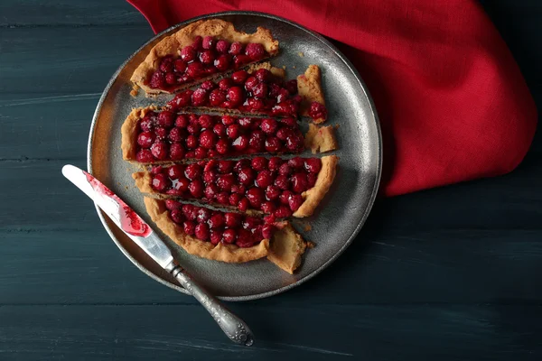 Tarta con frambuesas en bandeja, sobre fondo de madera — Foto de Stock