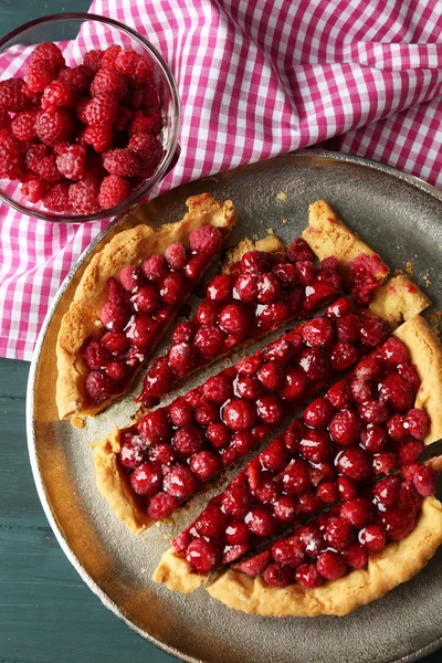 Taart met frambozen op dienblad, op houten achtergrond — Stockfoto