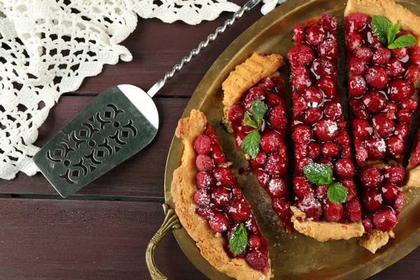 Tart with raspberries on tray, on wooden background — Stock Photo, Image