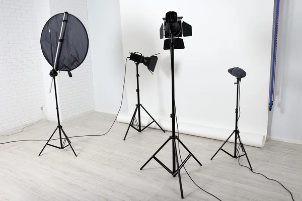 Studio s osvětlovací zařízení — Stock fotografie