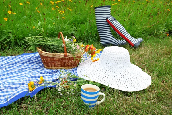 Mooie compositie met bouquet van veldbloemen — Stockfoto