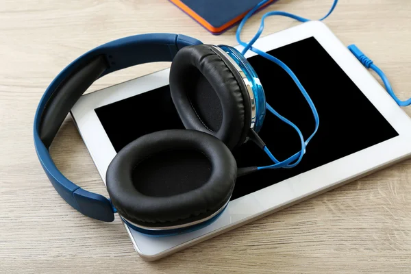 Auriculares con tablet —  Fotos de Stock