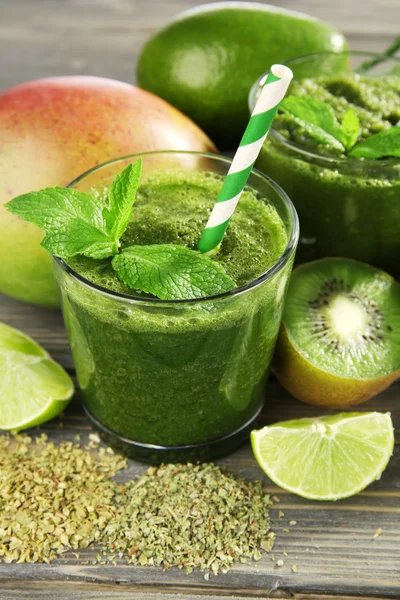 Groene gezond vruchtensap met groenten en kruiden close-up — Stockfoto