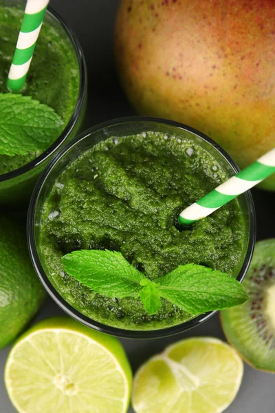 Groene gezond vruchtensap met vruchten en mint op tafel close-up — Stockfoto