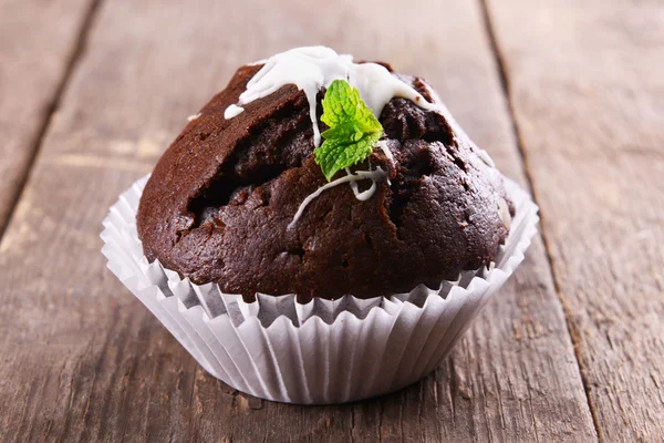 Läcker choklad cupcake på träbord nära håll — Stockfoto