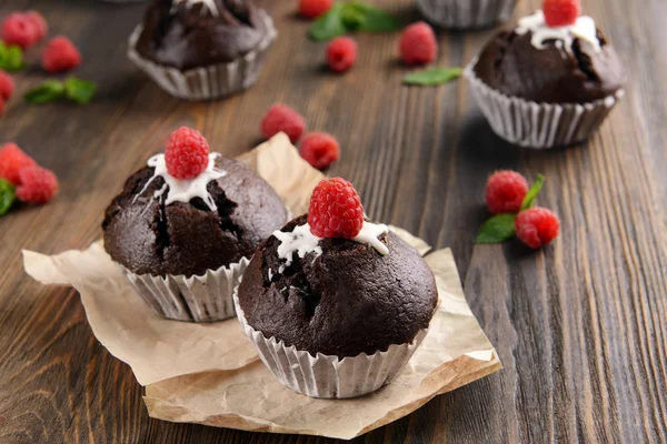 Leckere Schokoladen-Cupcakes mit Beeren auf dem Tisch aus nächster Nähe — Stockfoto