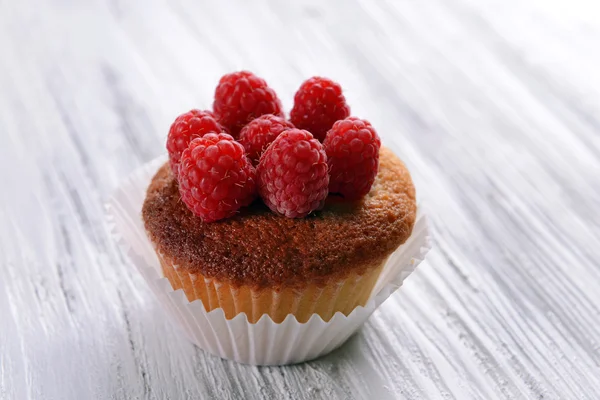 Delicioso cupcake con bayas en la mesa de madera de cerca —  Fotos de Stock