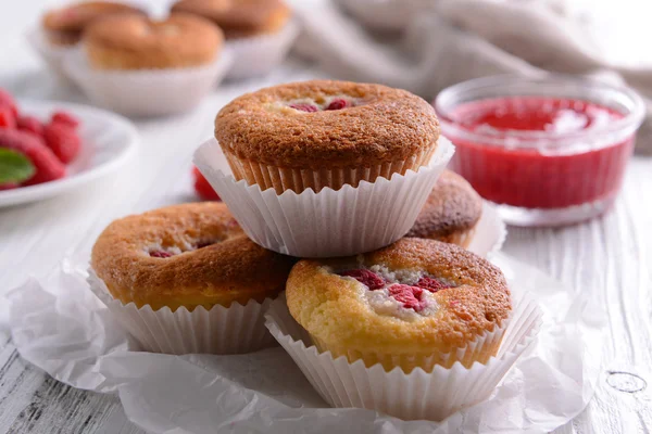 Heerlijke cupcakes met bessen op tafel close-up — Stockfoto