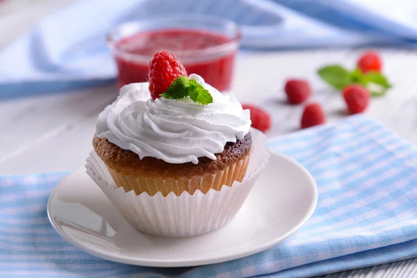 Délicieux cupcake aux baies sur la table close up — Photo