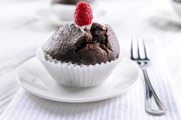 Délicieux cupcake au chocolat avec framboise sur la table close up — Photo