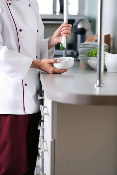 Cook handen met mortel met kruiden — Stockfoto