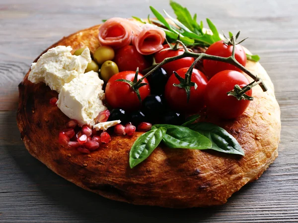 Ingredientes da cozinha mediterrânea, sobre fundo de madeira — Fotografia de Stock