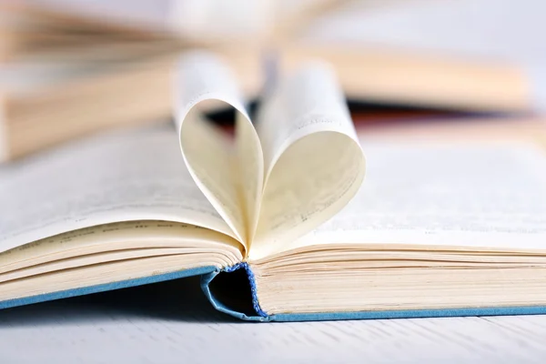 Páginas de libro curvadas en forma de corazón — Foto de Stock