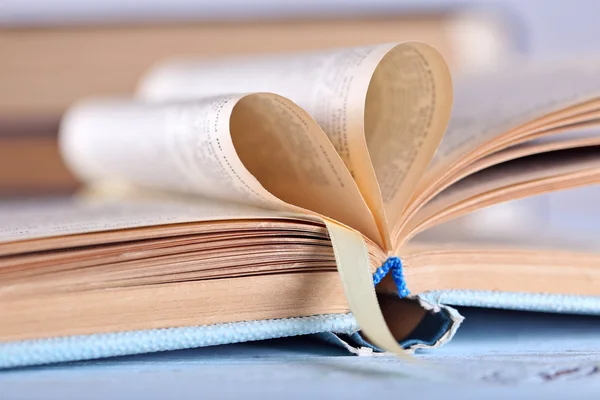 Páginas de livro curvado em forma de coração — Fotografia de Stock