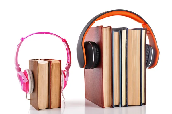 Libros y auriculares como concepto de audiolibros —  Fotos de Stock