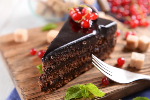 Leckere Schokoladenkuchen mit Beeren auf dem Tisch aus nächster Nähe — Stockfoto