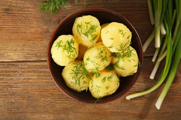 Kokt potatis med greener i skål — Stockfoto