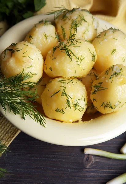 Pommes de terre bouillies avec légumes verts dans un bol — Photo