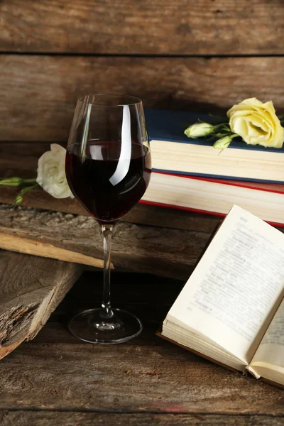 Copo de vinho com livros antigos — Fotografia de Stock